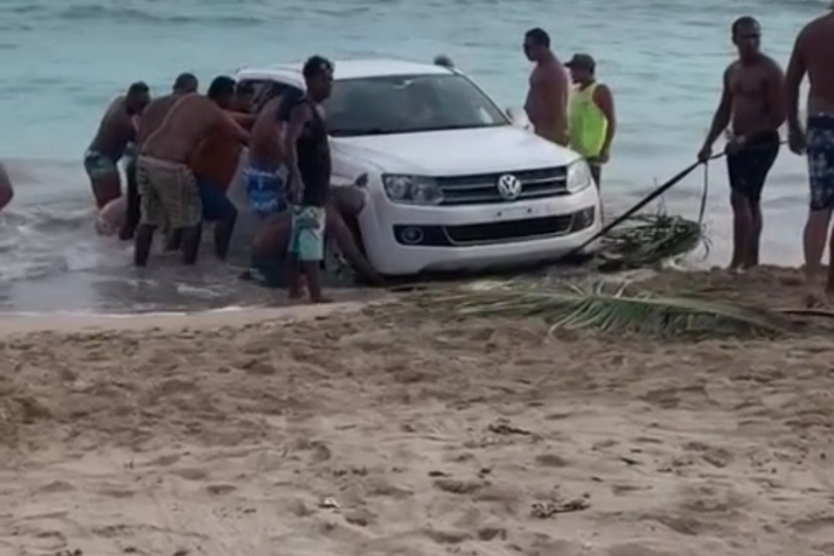 Vídeos: Carro atola na Ilha de Vera Cruz e banhistas filmam o momento