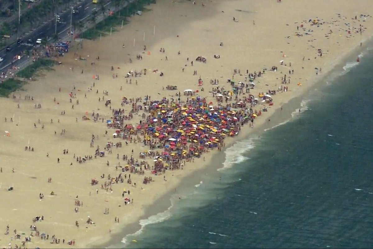 "Imagens vergonhosas", critica Comissário da UE sobre aglomerações registradas no Brasil