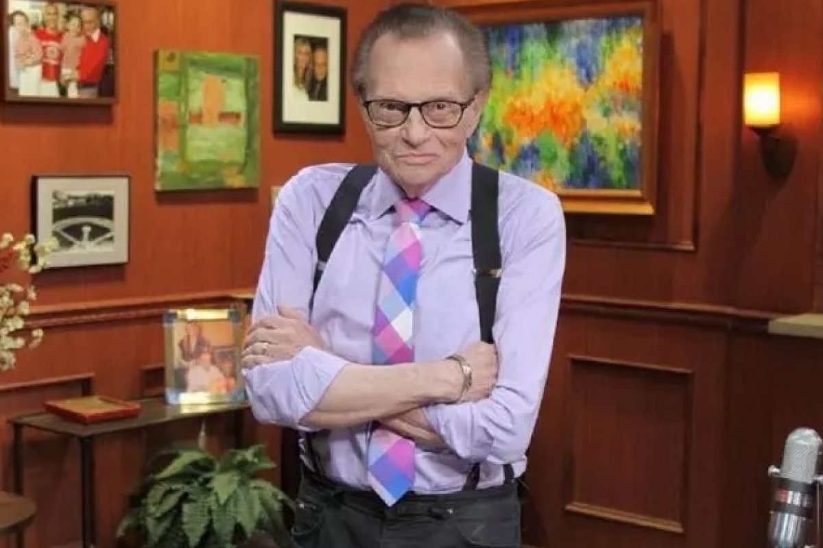 Apresentador Larry King é internado com covid-19