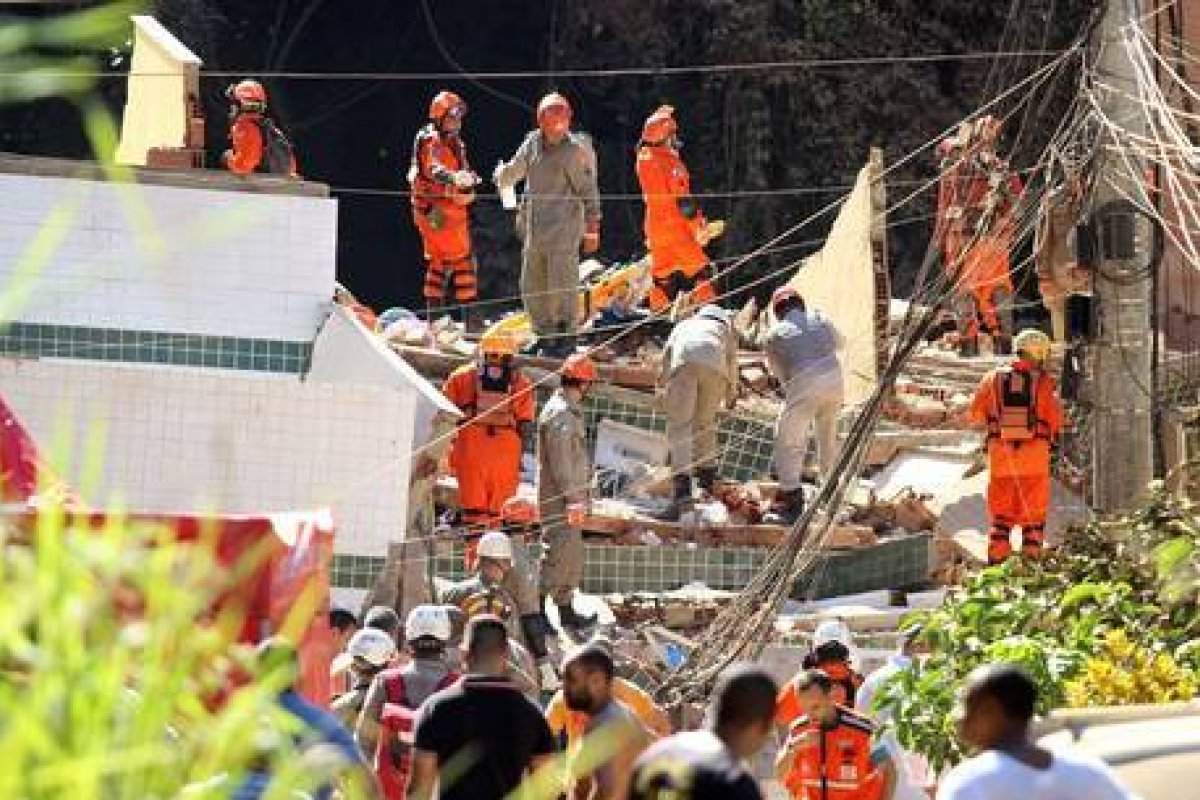 Mãe e filho são resgatados com vida após desabamento no Rio de Janeiro