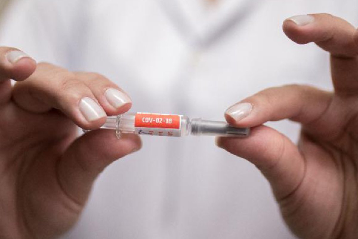 Estados Unidos estudam possibilidade de aplicação de meia dose da vacina Moderna para acelerar imunização