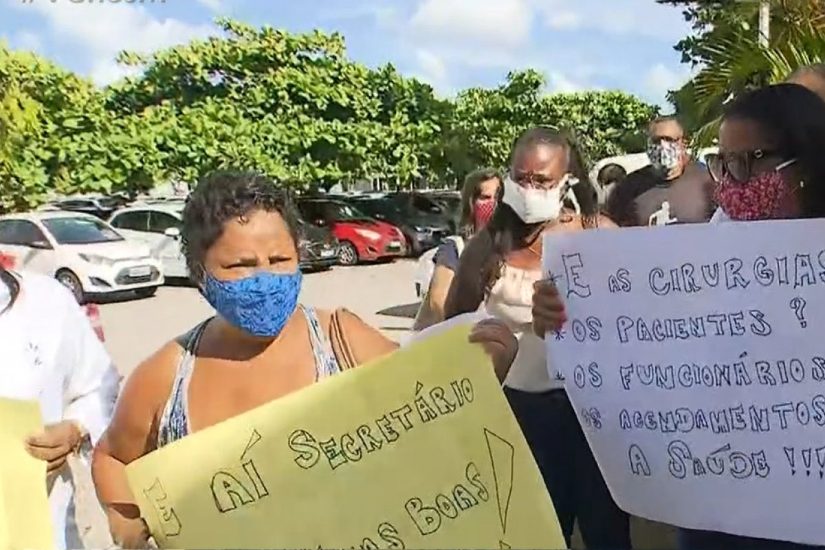 Grupo realiza protesto após suspensão de atendimentos no Hospital Dia, em Salvador