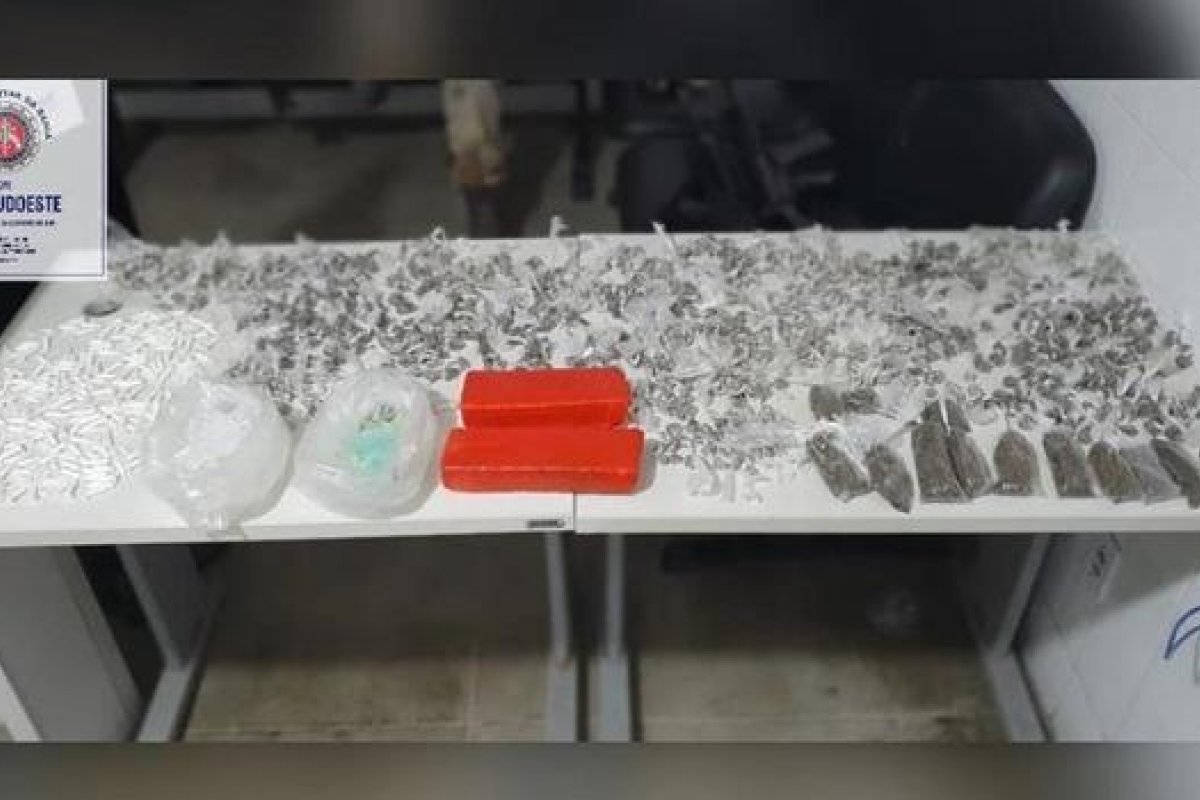 Polícia apreende 1,3 mil porções de drogas com traficante dentro de residência em Itambé