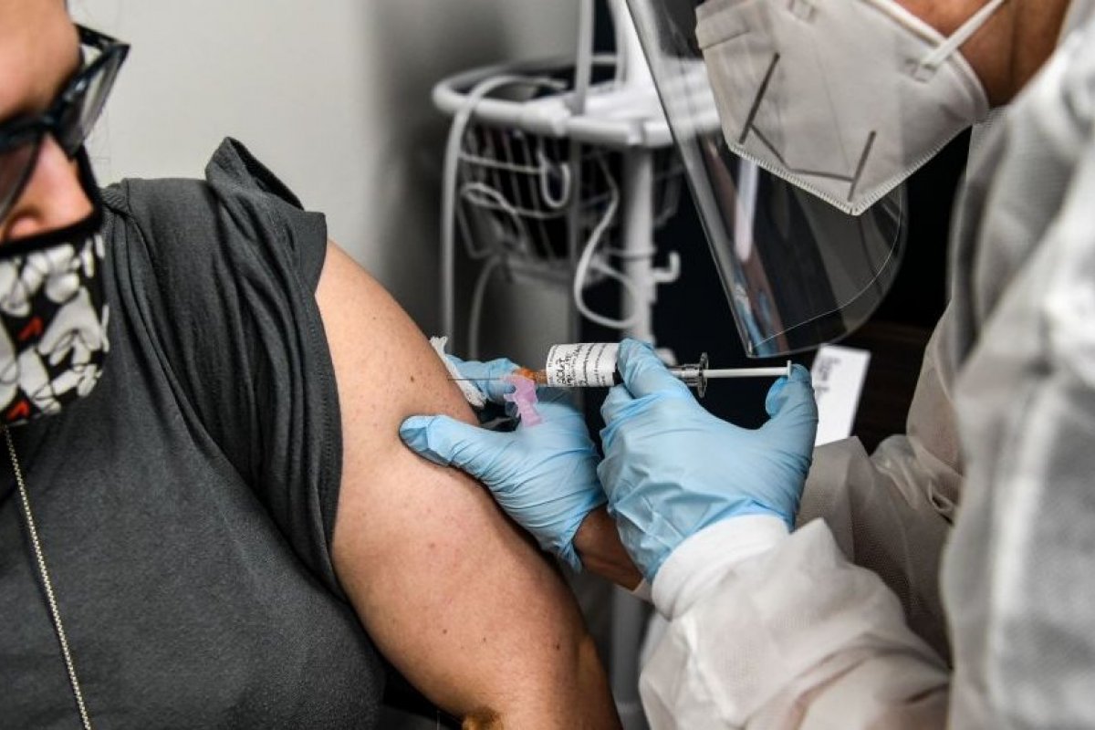 Vereadores de Niterói aprovam projeto de lei que prevê punições para quem não tomar vacina em Niterói