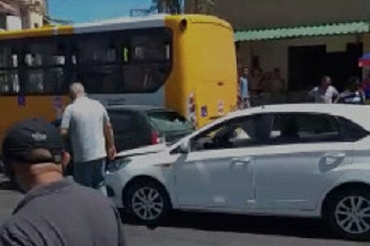 Engavetamento deixa trânsito lento no bairro de São Cristóvão, em Salvador