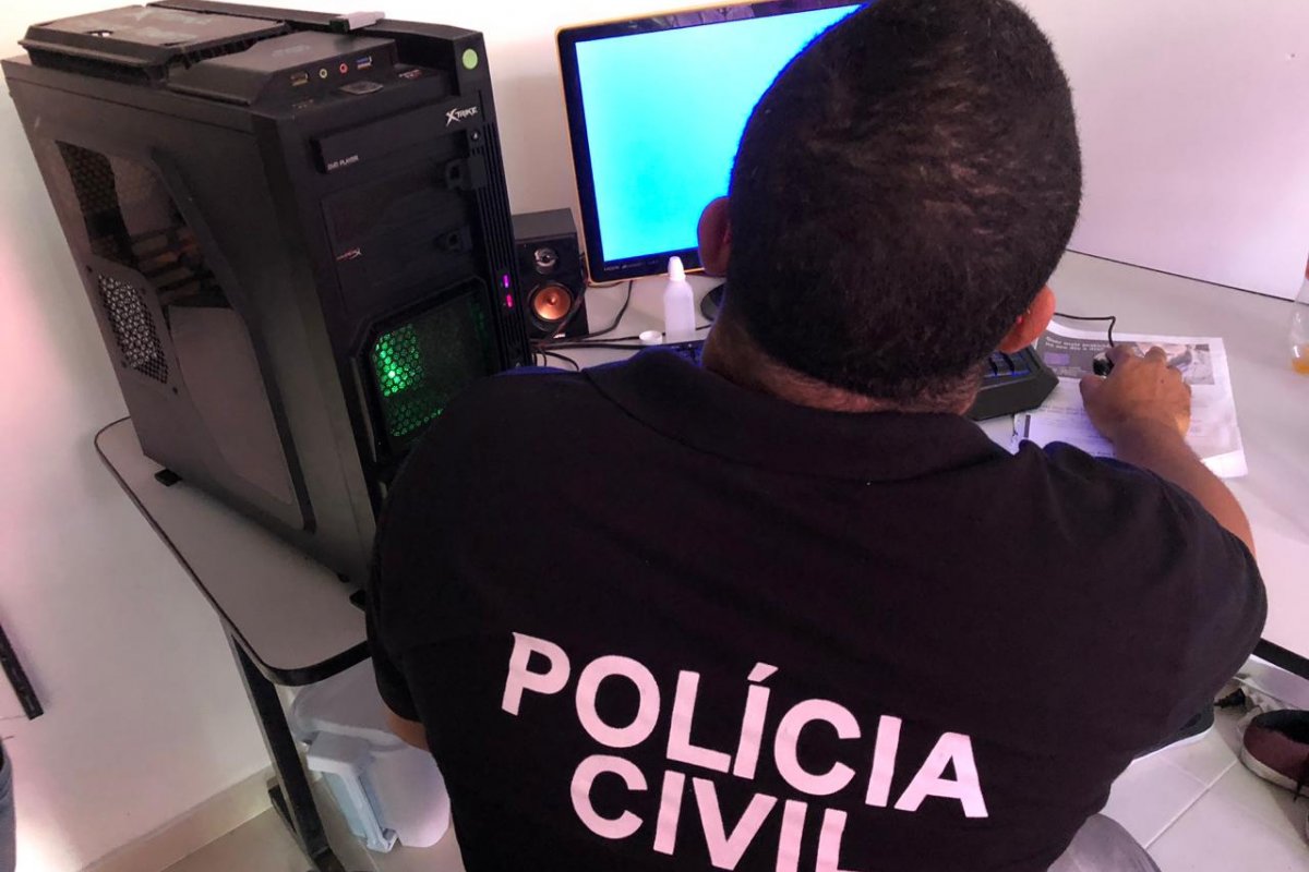 Homens são investigados após ameaçar dois alunos universitários em uma rede social