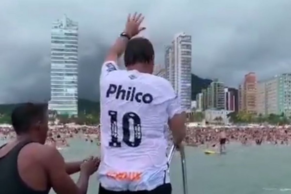 "Não pegar Covid nos peixinhos”, ironiza Bolsonaro sobre necessidade de máscara para mergulho