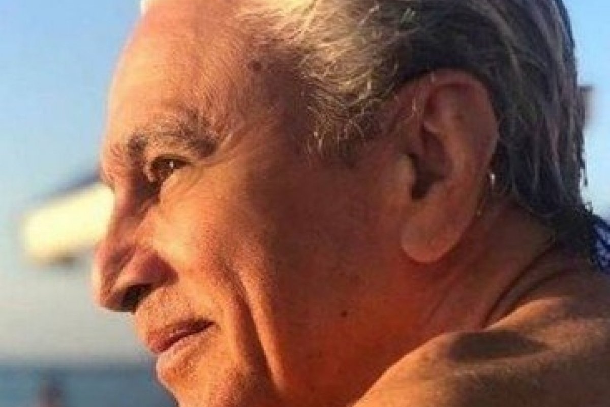 Caetano Veloso se revolta e decide processar cantora que divulgou vídeo fake de réveillon na Bahia, filmado em 2019