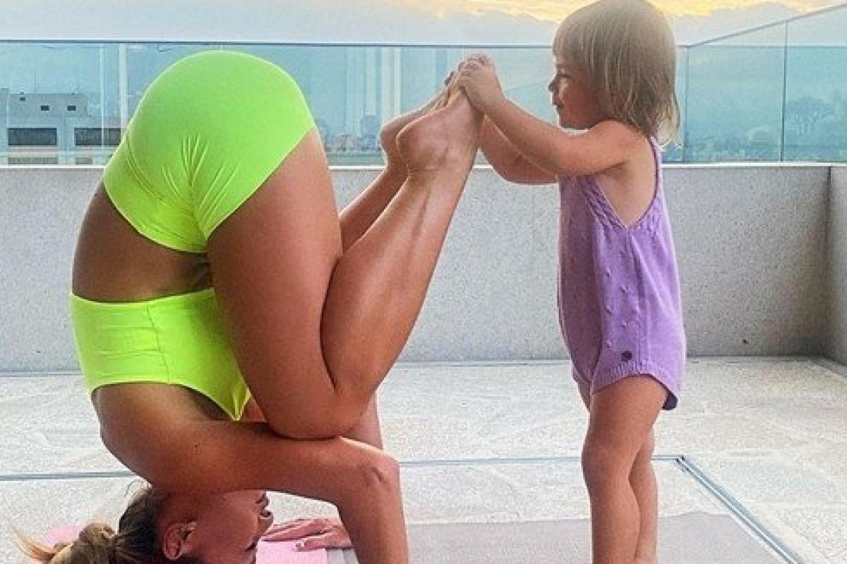 Sabrina Sato faz yoga com o apoio de Zoe