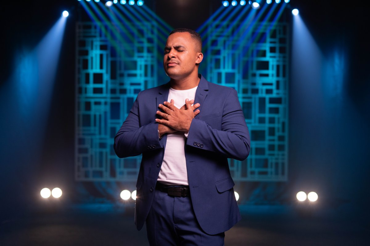 Uallas Andrade lança clipe de “Estou de Pé” pela gravadora Kaná Music