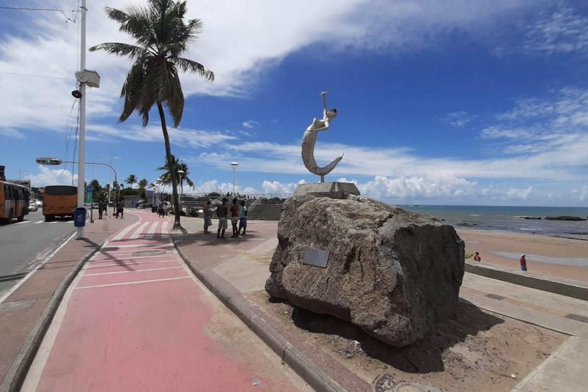 Motociclista fica ferido após acidente na Av. Octávio Mangabeira, em Salvador