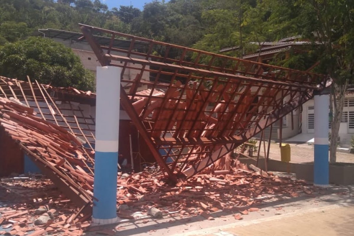 Teto de academia pública desaba no interior da Bahia