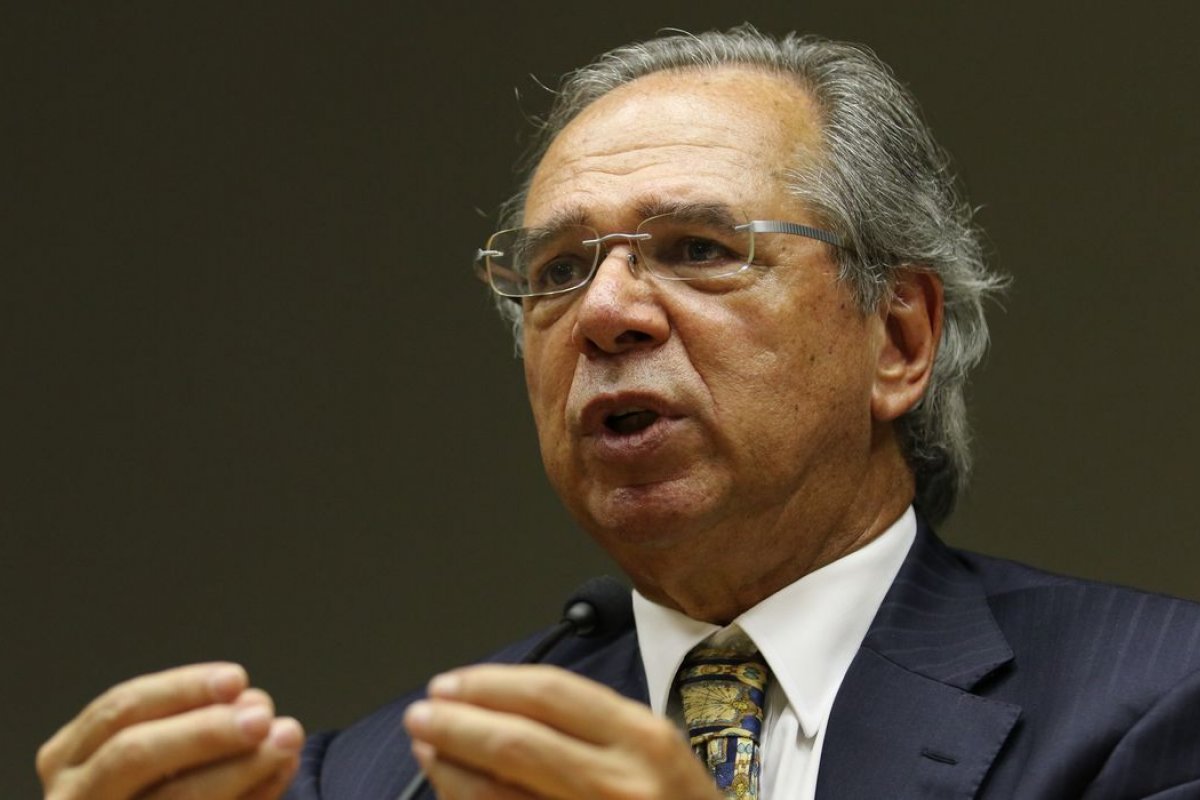 Após Bolsonaro afirmar que Brasil está "quebrado", Paulo Guedes diz que 'economia está voltando em V'