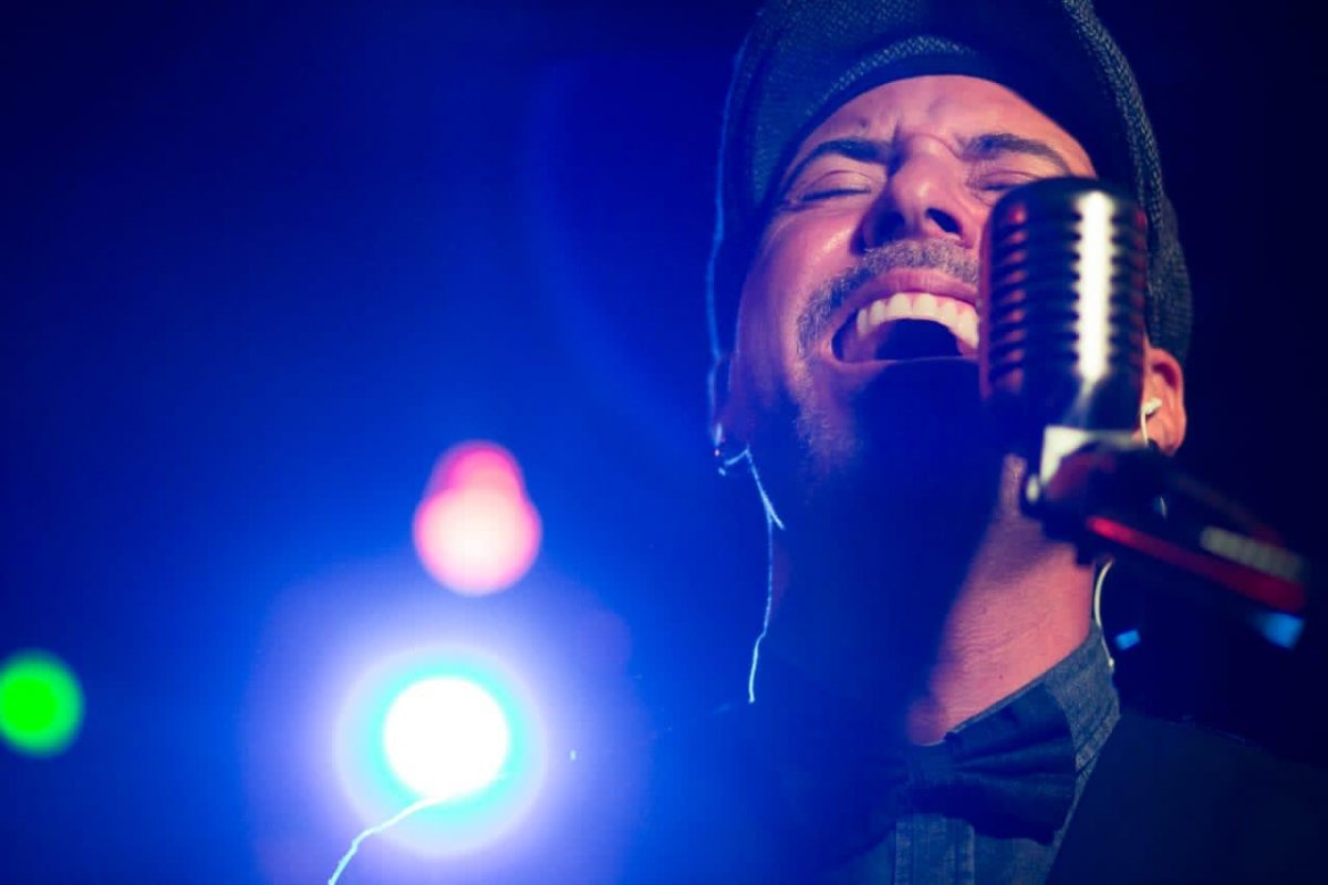 Alex Góes canta Elton John na Varanda do Sesi