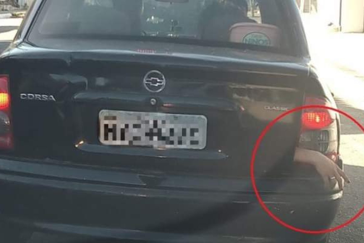 Polícia prende três pessoas após mão de refém ficar para fora do porta-malas