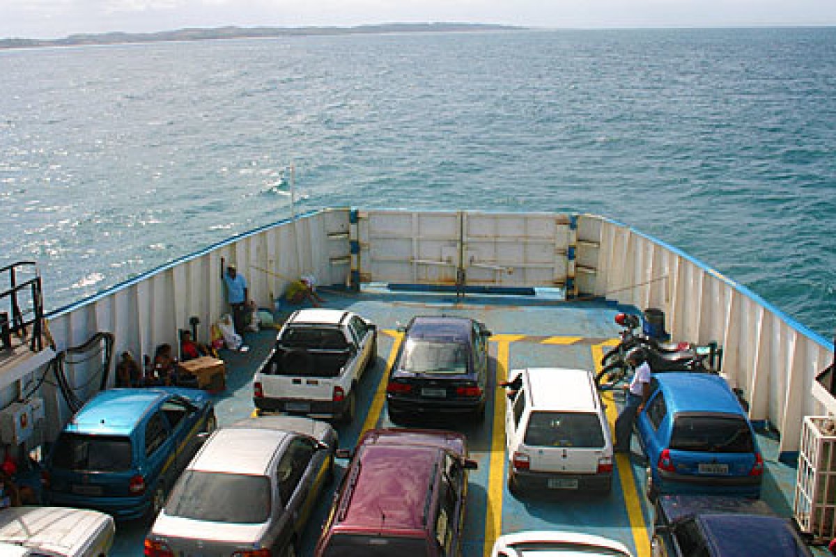 Passageiros relatam problemas mecânicos no ferry-boat Rio Paraguaçu 