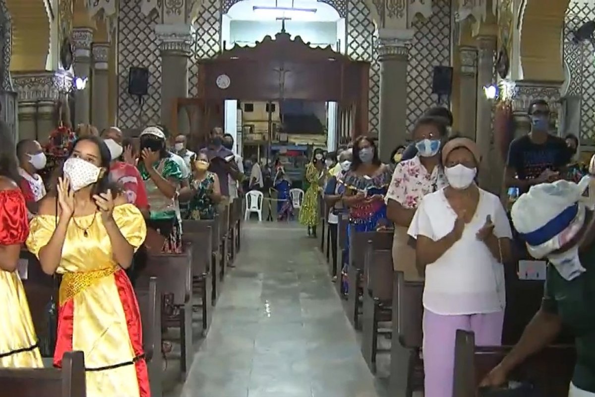 Fiéis celebram Festa de Reis na Igreja da Lapinha