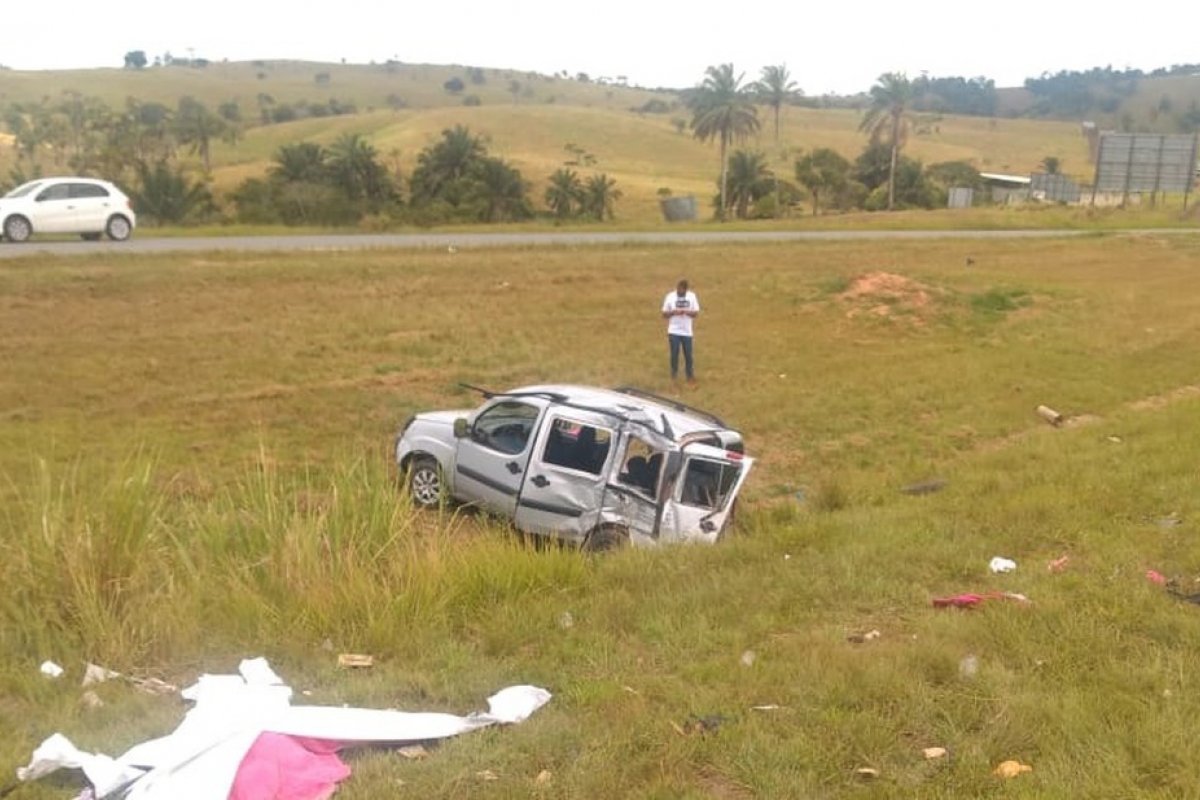 Batida entre carro e carreta deixa um morto e cinco feridos em Santo Antônio de Jesus