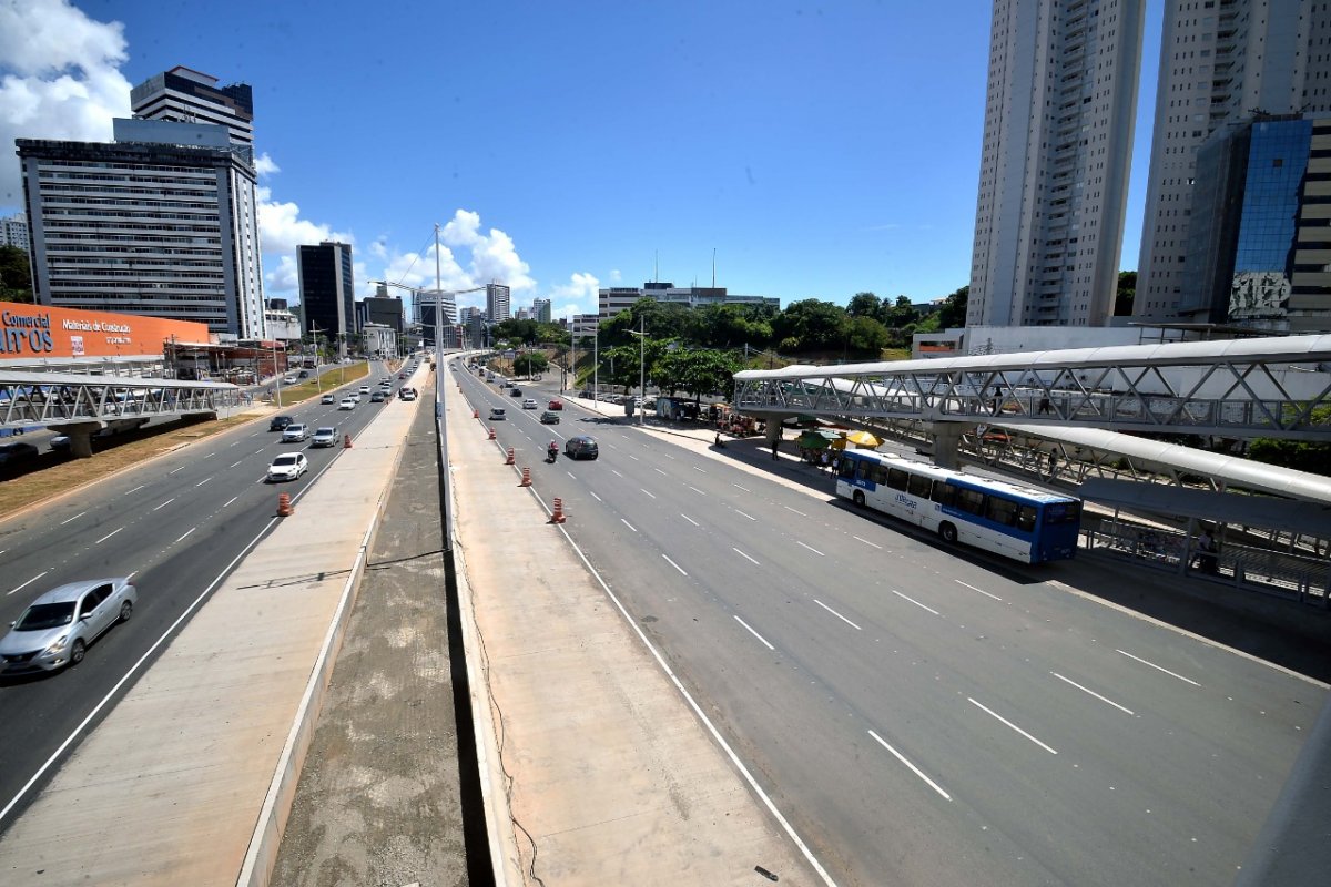 Ponto de ônibus na Av. ACM é reativado após obras do BRT