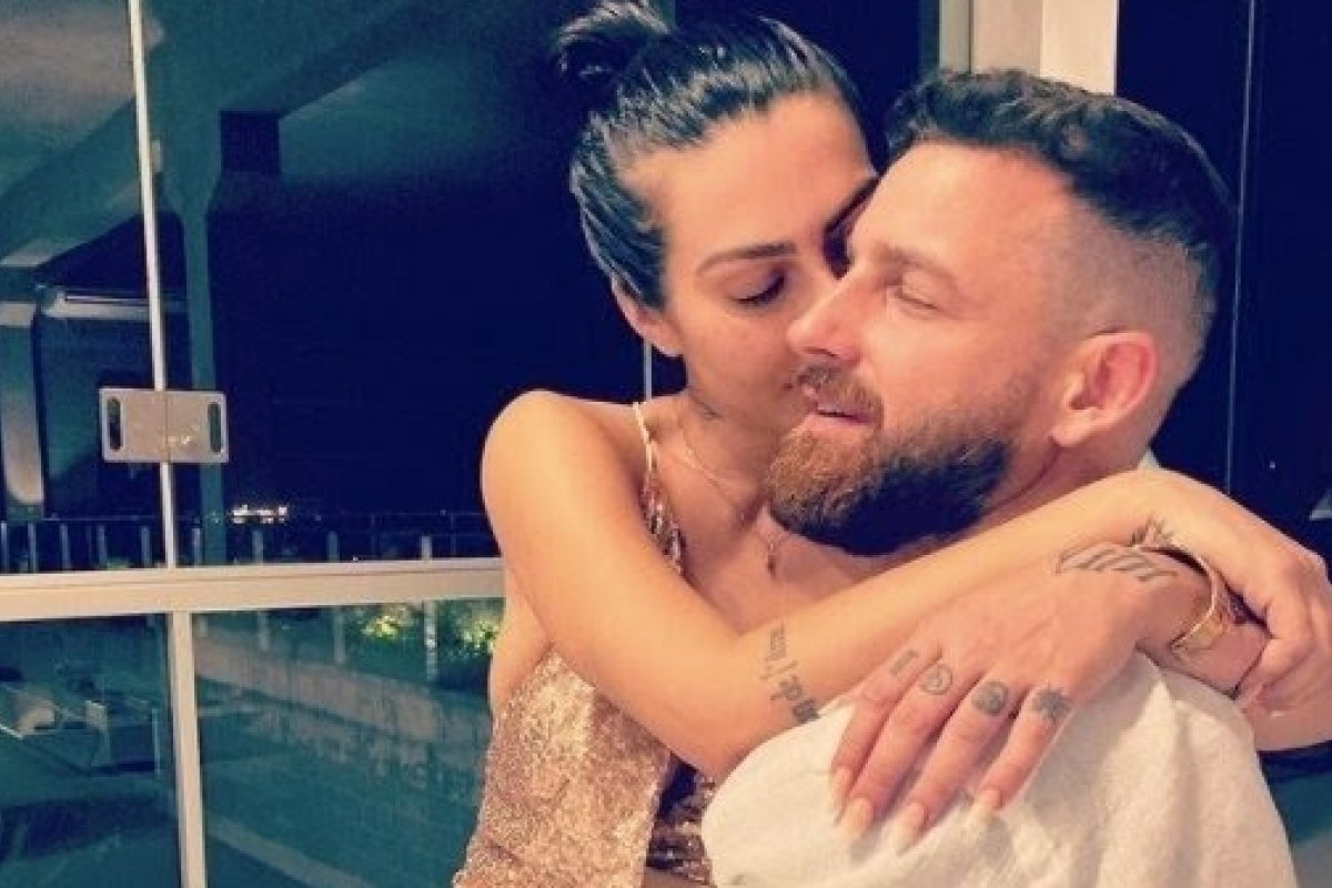 Cleo assume namoro com modelo