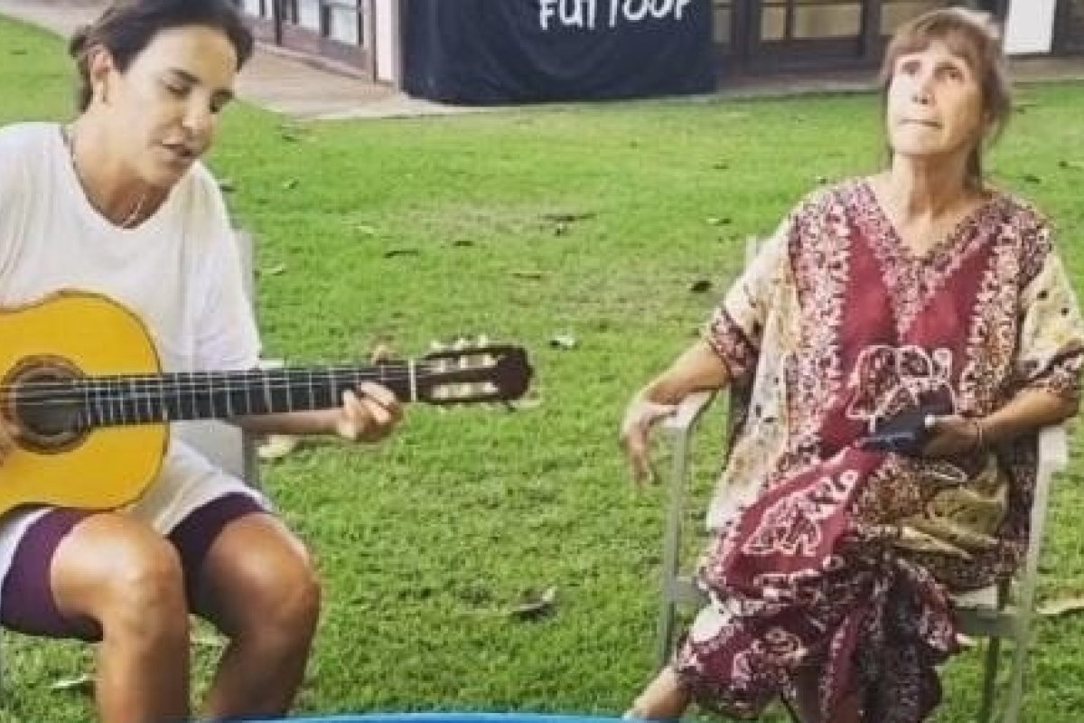 Em Praia do Forte, Ivete Sangalo canta para a tia e as filhas gêmeas
