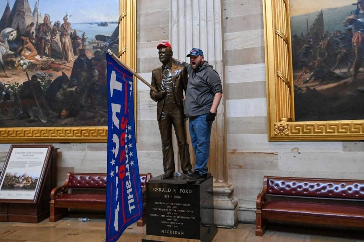 Twitter bloqueia conta de Trump e ameaça bani-lo da rede social