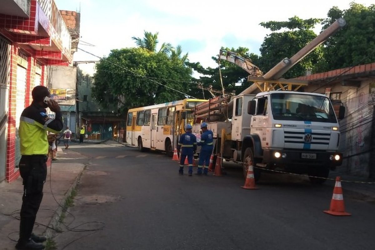 Ônibus derruba poste no bairro de Salvador e deixa via interditada