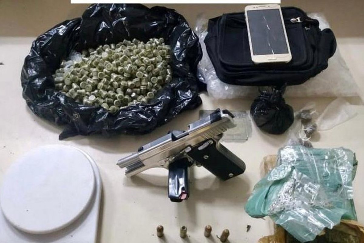 Jovem que exibia armas nas redes sociais é preso por tráfico de drogas em Salvador