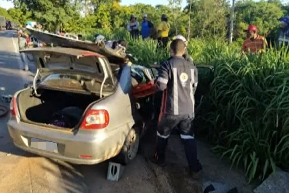 Batida de carros e caminhão no oeste da Bahia deixa mulher presa às ferragens