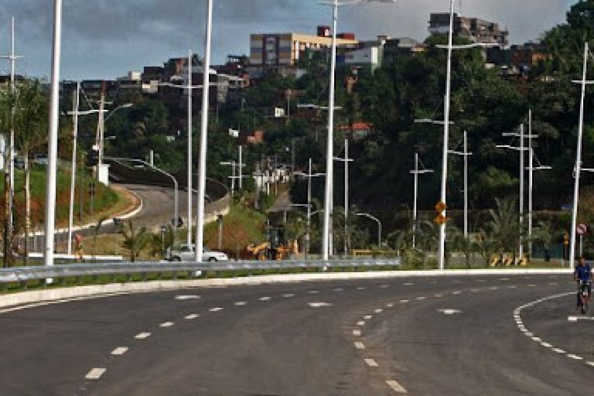 Batida envolvendo 5 carros deixa trânsito lento na Avenida 29 de Março, em Salvador