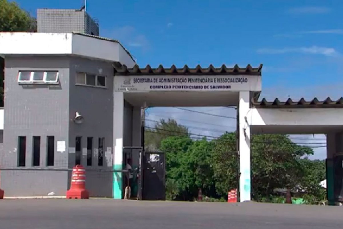 Monitores de ressocialização fazem protesto em porta de presidio
