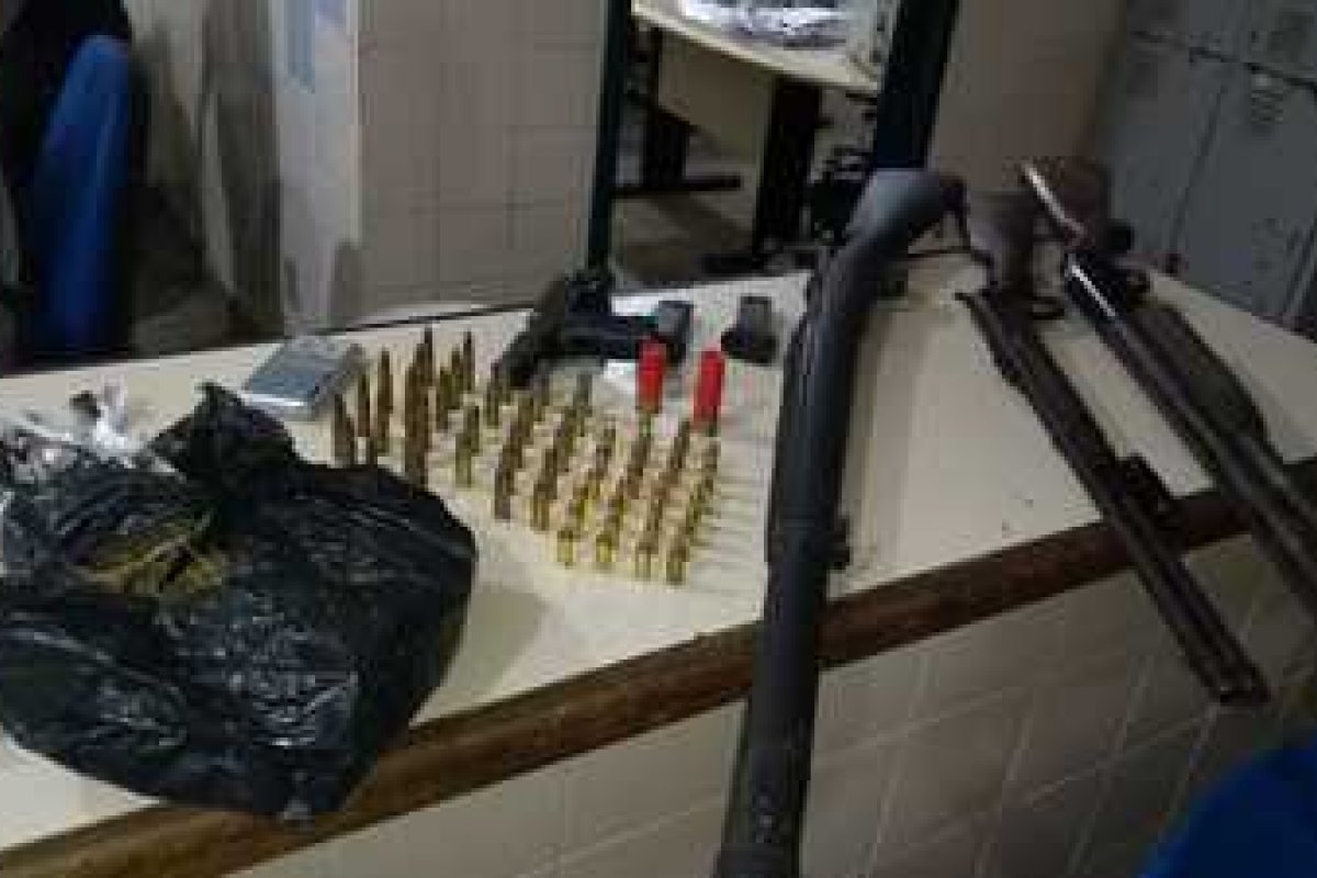 Policiais apreendem fuzil, munições e drogas em Valença