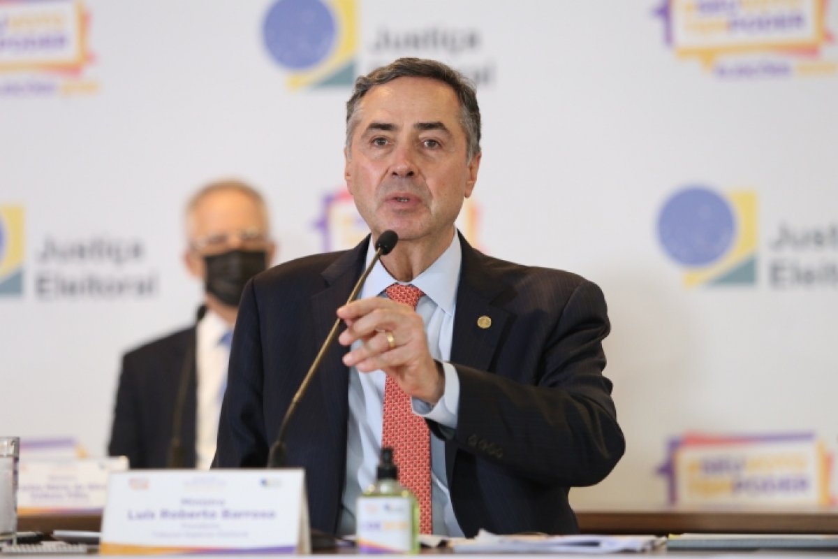 Barroso rebate fala de Bolsonaro sobre fraude e diz que lida "com fatos e provas"