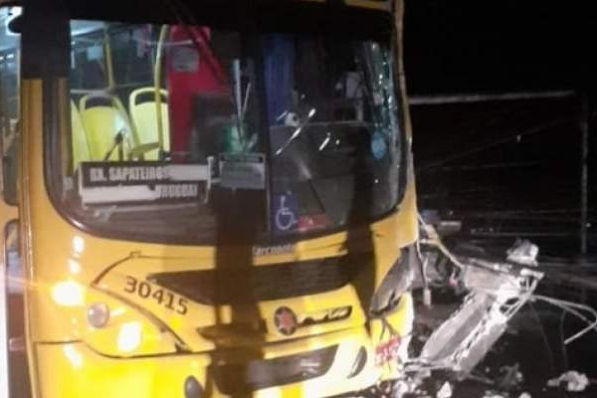 Ônibus bate em poste e provoca incêndio no bairro de Cajazeiras, em Salvador