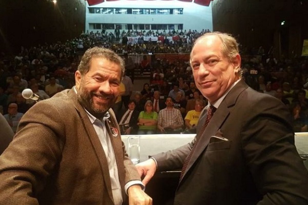 Carlos Lupi e Ciro Gomes protocolam notícia-crime contra Bolsonaro no STF