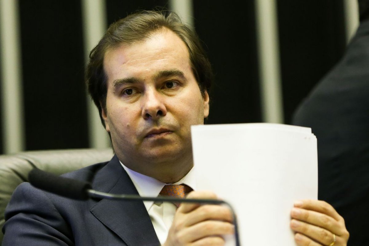 "Frase de Bolsonaro é um ataque direto e gravíssimo ao TSE", diz Maia