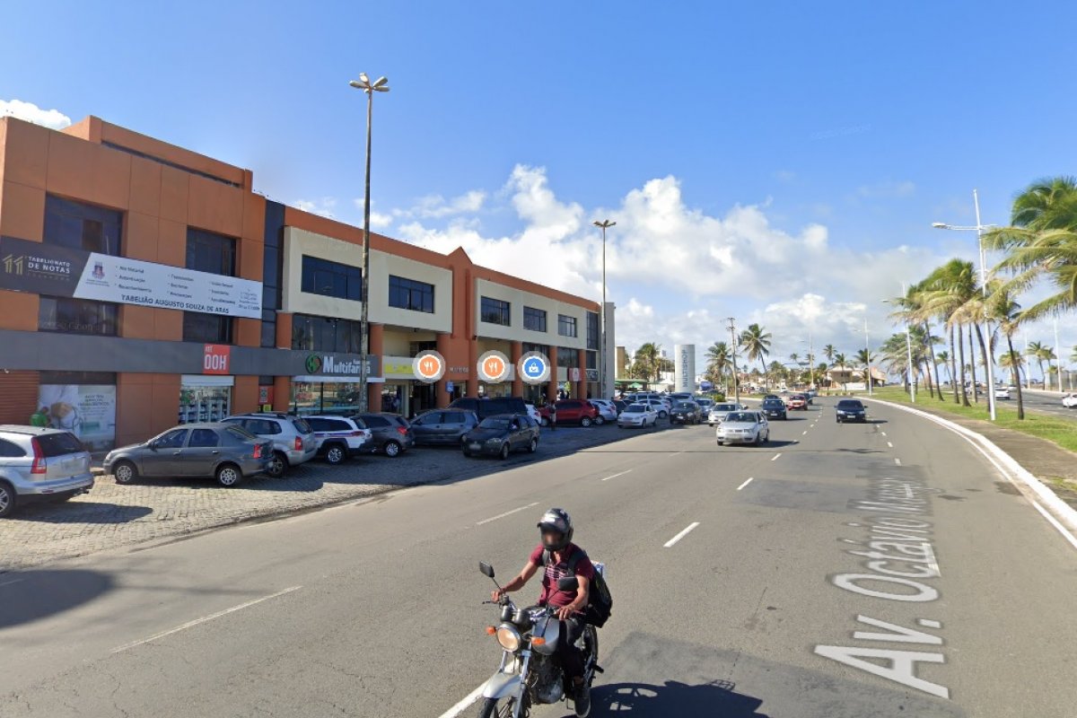 Dois homens são presos suspeitos de roubo na Boca do Rio, em Salvador