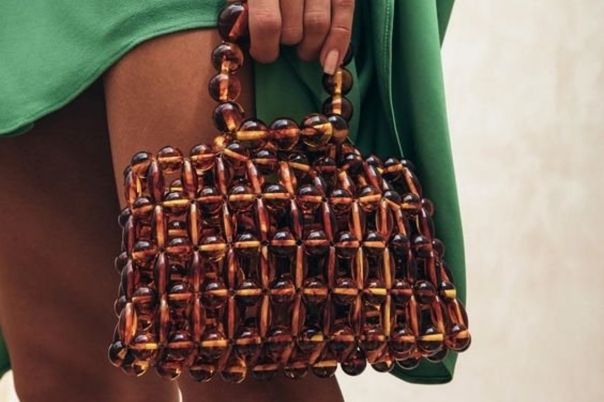 Com pegada manual, a bolsa de miçangas é aposta para o verão