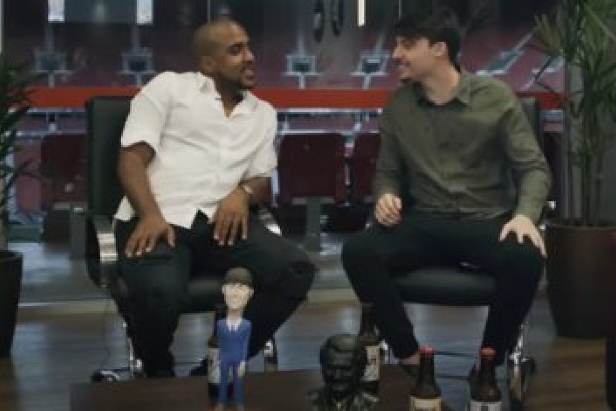 Filho 04 de Bolsonaro lança canal no YouTube e fala de sexo e racismo