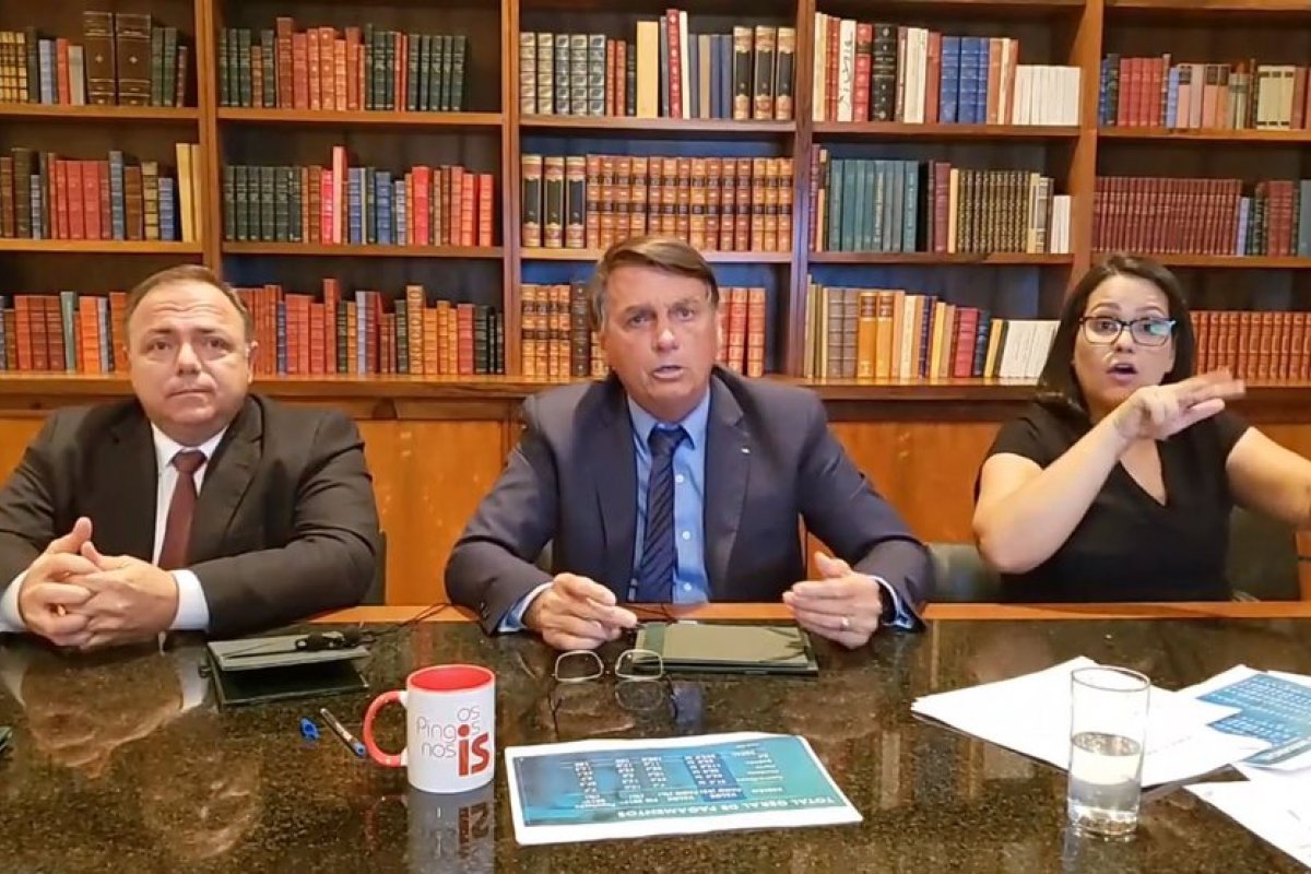 "Não posso entrar na pilha de alguns achando que temos que correr", diz Bolsonaro durante live