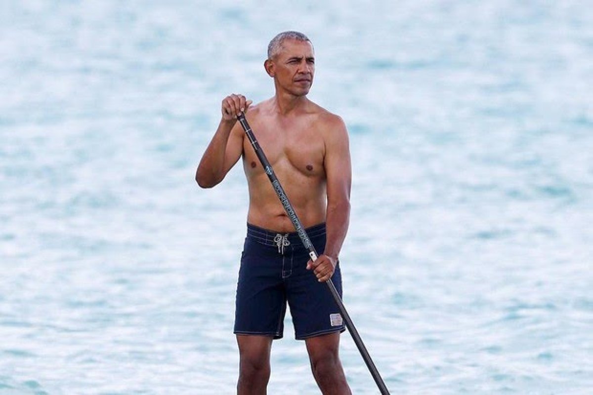 Prestes a completar 60 anos, Barack Obama faz stand up paddle no Havaí