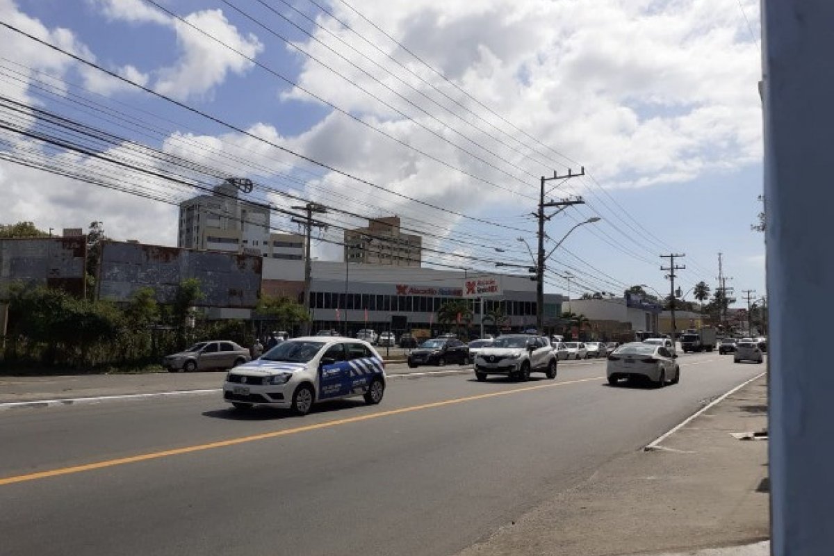 Homem morre após ser atropelado na Av. Jorge Amado, no Imbuí