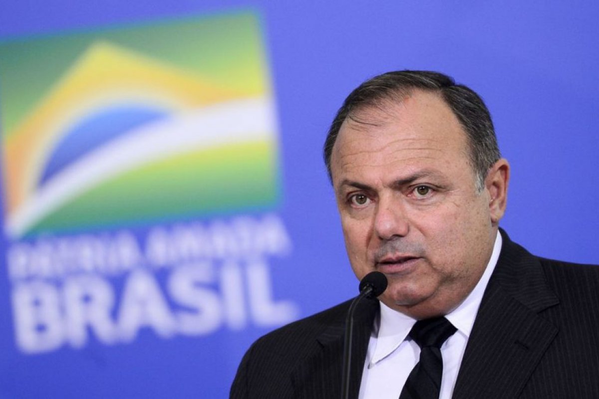 Pazuello assinou documento para iniciar revogação da saúde mental no SUS, diz coluna
