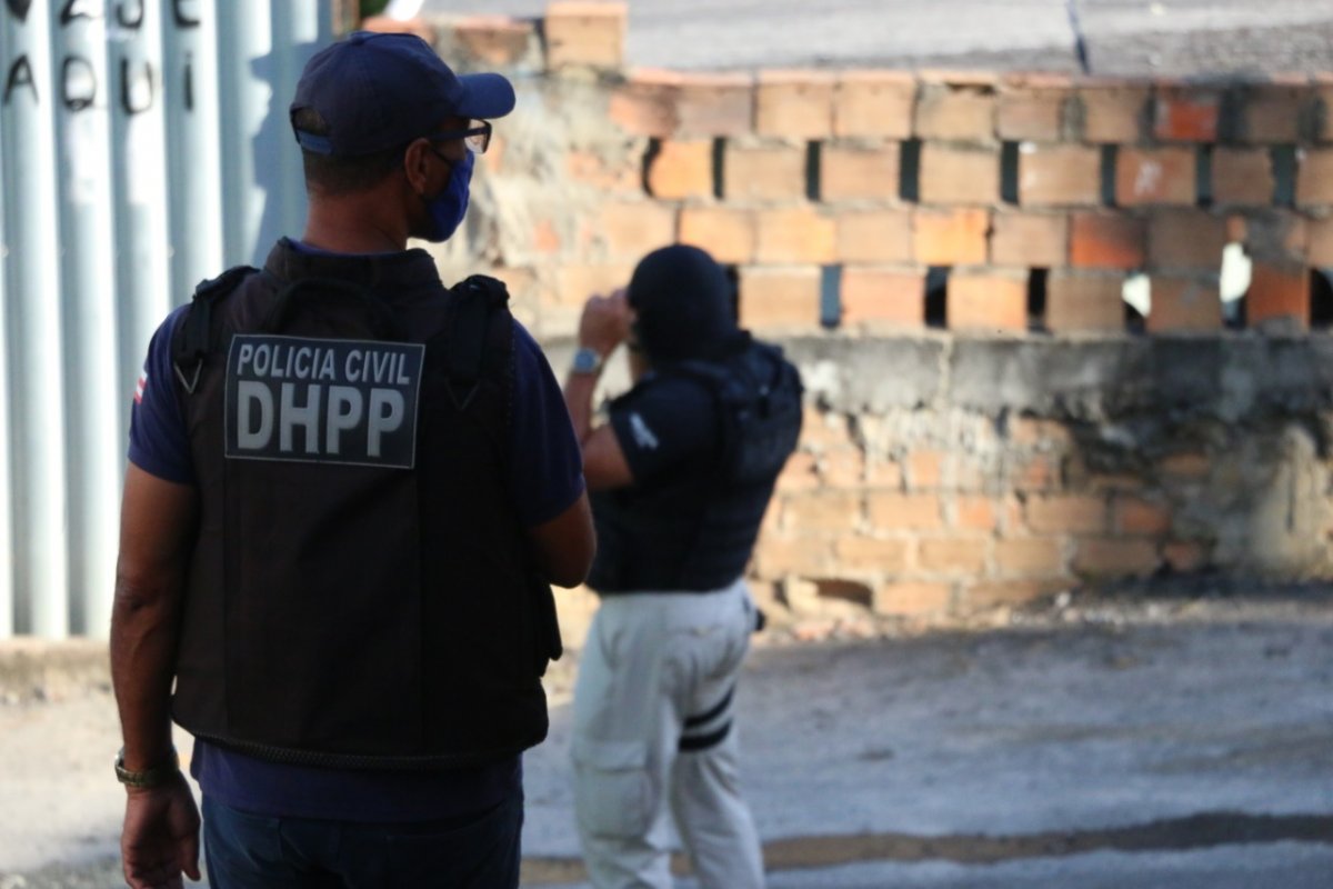 Dupla envolvida em triplo homicídio, na praia de Jaguaribe, foi presa em flagrante