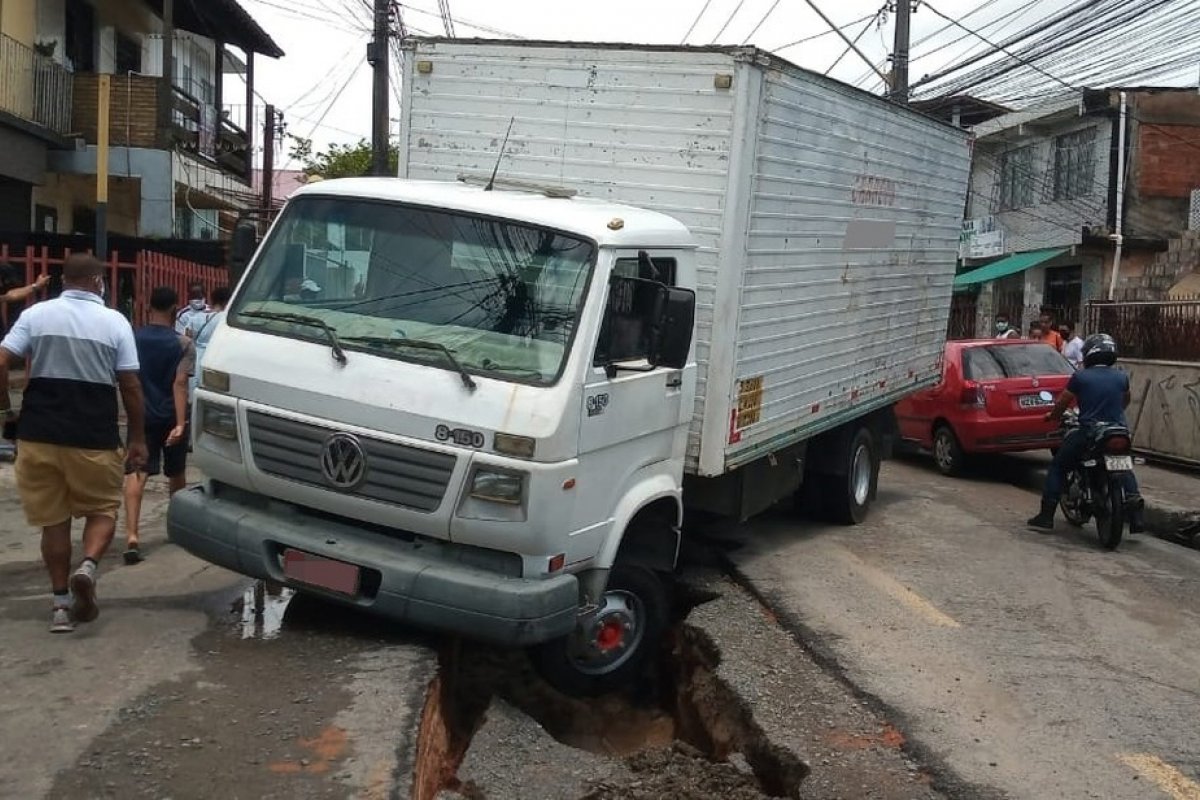 Caminhão cai e fica preso em cratera após asfalto ceder na Estrada das Barreiras, em Salvador