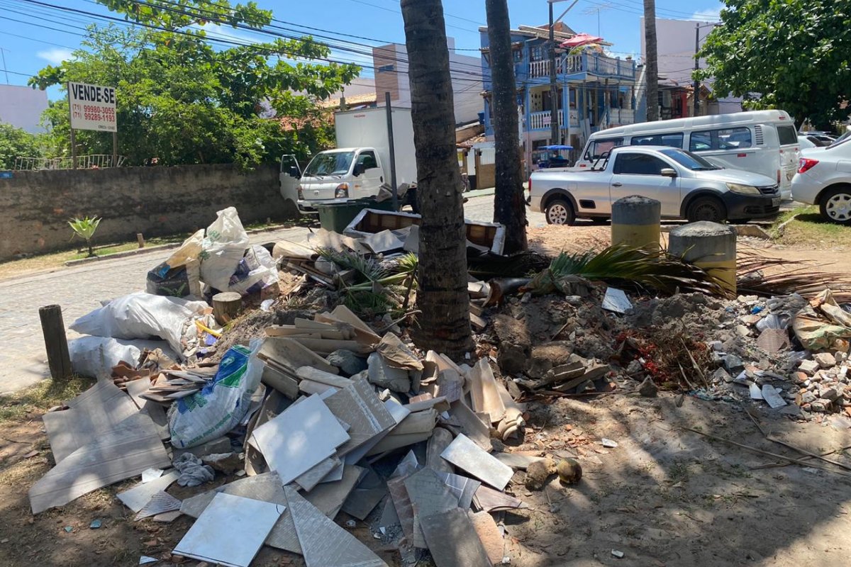 Moradores denunciam despejo de entulho em rua em Praia do Forte