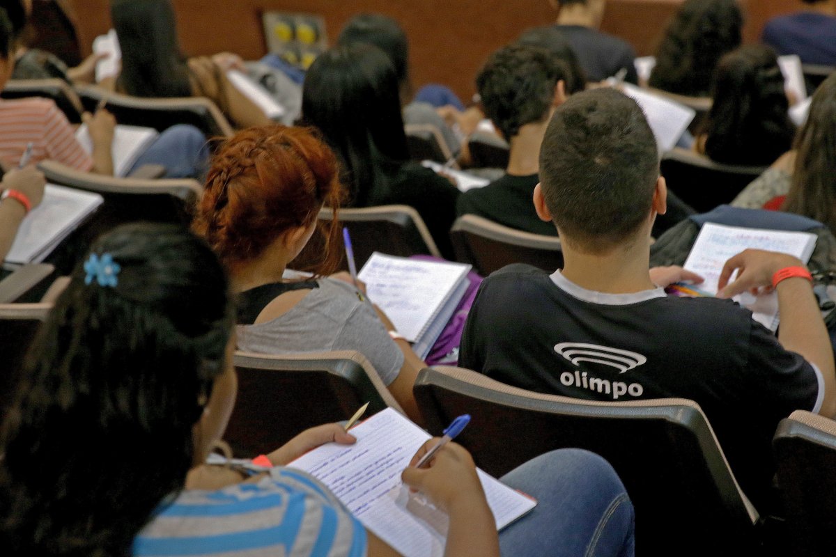 DPU entra com ação na Justiça pelo adiamento do Enem