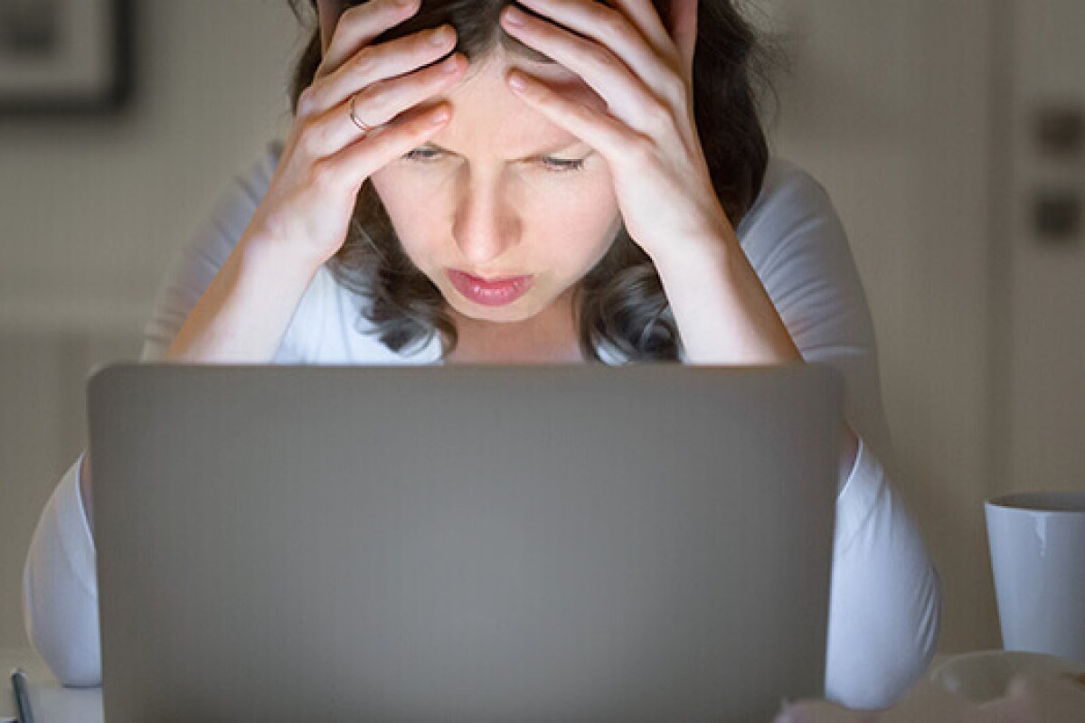 Luzes emitidas por aparelhos eletrônicos causam sérios problemas para a pele