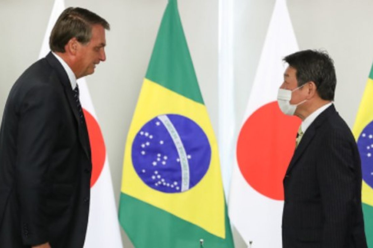 Vídeo: Bolsonaro encontra ministro japonês e recebe convite para abertura da Olimpíada em Tóquio