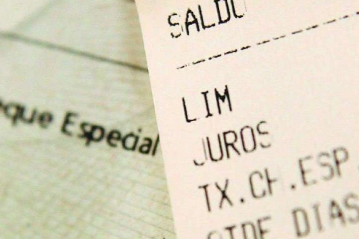 Juros do cheque especial caem mais da metade em um ano